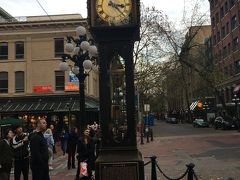 その後、ウォーターフロントから歩いてギャスタウンにやって来ました。街並みがヨーロッパのようで素敵です。有名な蒸気時計。