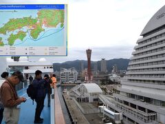 ビンゴの後は昼食ですが１０階のブッフェでハンバーガー主体のバイキングで済ませました。ブッフェ会場は船の後方で展望が良く食事中に明石海峡大橋が見えるなど大阪湾を航行している様子が分かりました。１４時３０分頃に予定より若干早く神戸港中突堤旅客ターミナルへ着岸しました。ターミナルのバルコニーでは入港セレモニーで管弦楽団の演奏がありました。ターミナルのビル上階はオリエンタルホテル、正面にはポートタワーと六甲山の山並みが見えました。