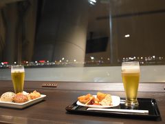 徳島から１時間で羽田。
なぜかTIATラウンジ無料券があったので
（旅行会社の優しさ）
出発時間までお酒飲みながら、のんびり食事。
私はすでに入浴済み、深夜便スタイル。
旦那は結婚式とハネムーンの間にまさかの仕事。
そのため、ラウンジでシャワー。
割とすいてて良かったようです。