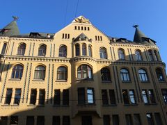 お次は猫の家です(^o^)

これが見たかったの～☆

ユーゲントシュティール建築の美しい建物。

とんがり屋根の上に猫がいるんですよ♪

この猫ちゃん、以前は反対側にお尻を向けていたそうです。

猫の家の家主は裕福なラトヴィア人商人でした。
隣にある大ギルドに入会を希望したのですが、ドイツ人のみが入会できたため、入会に値する十分な資格を持っていたにもかかわらず、入会を断られてしまいました。

怒った商人は猫のお尻をギルドの会館に向けたのだそうです。

その後、ギルドハウスはコンサートホールになり、その音色に惹かれて今では正面を向いているのだとか。

ちなみにギルドとは、ヨーロッパの商工業者たちで結成された組合だそうです。
