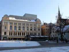 リーヴ広場に出ました。

雪が残っていますね。
陽があまり当たらないのかな？

