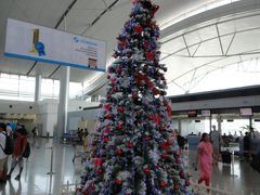 12月22日　今日は朝の便でバンコクに移動です。タンソンニャット空港の控えめなツリー。ちょっと傾いてるけど、マイペンライ、じゃなかった、コンサオ！