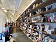 【じゃぱんハウス／サンパウロ／ブラジル】

日本の文化を発信している場所なので、日本語の本や漫画を飾ってあったり.....
