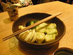 大阪難波から近鉄特急にて名古屋まで。
エスカにある山本屋本店で味噌煮込みうどんを食べます。

この漬物はうどん頼んだら無料でついてきます♪
食べ放題です！