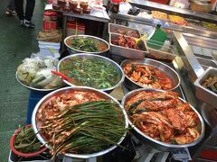 釜山市場にはキムチも多くの種類が売られています
生っぽいのもあって美味しそう