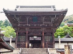 仁王門。

現在の建物は、明治２７年（１８９４）に再建されたもの。楼上には釈迦三尊、十六羅漢像が安置されているそうです。