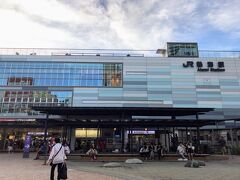 さてさて、熱海駅に着きました。

熱海駅の駅舎は、リニューアルされて、新しくなり、商業施設併設型になっています。

また、最近では熱海の人気が高まっているので、人が増えたなぁという印象です。

駅前には無料の足湯もあるので、是非行ってみてください。