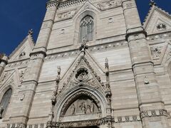 9月17日
南イタリアを一巡りして（https://4travel.jp/travelogue/11413837）、再びナポリに戻ってきました。中世のナポリがそのまま残されている歴史地区のスカッパナポリを訪れました。ナポリの下町です。
ホテルからタクシーで、サンタマリア・アッスンダ大聖堂にやってきました。別名、ナポリ大聖堂とも呼ばれている13世紀に建造された伝統ある教会です。