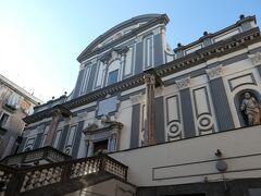 サンロレンツォ・マジョーレ聖堂の向かいにあるサンパウロ・マジョーレ教会（Cjiesa San Paolo Maggiore)です。1538年に建造されたバロック様式の教会です。同じような名前の教会ですので、間違えそうです。