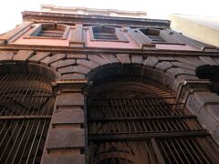 サン・グレゴリオ通りにあるサングレゴリオ・アルメノ教会の入り口です。