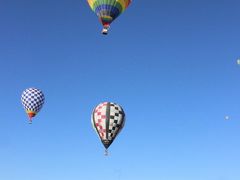 時間制限もあるので、かなり上空から(下にいる気球よりも高い位置から)リボンを落としてる気球もいました。

１発勝負だろうから、×印に一番近づいたであろう時に投げるしかないんですね(^^;
上空から投げれば風に流されたりして、やっぱり×印からは離れる確率が高いです。