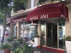 サンマリノ 本日の宿:HOTEL JOLI
どちらかというと山の麓、中心部からは外れてます。でもその分リミニ方面へのバス停が近い、お値段が安めと1泊2日の短期・シングル旅にはピッタリのミニホテル。