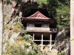 不動院岩屋堂

修験道寺院の建築として知られ、天然の岩窟内にある舞台造りの建物