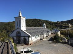 この白亜の教会もド・ロ神父が建てました。
強い海風にも耐えるように低く堅牢な作りにしたそうです。
鐘楼の鐘は神父がフランスから取り寄せたものです。
今もこの鐘は使われています。
尖塔には聖母マリア像があります。

こちらでは「解夏」の撮影が行われました。

