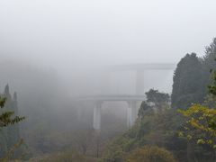 8時。
人吉ループ橋に差し掛かります。

が、霧がすごくて全体が良く見えません…