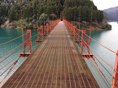 蔵王橋というみたいです。
きれいな有田川の上にかかってます。

橋を渡ってみましたが奥には特に何もありませんでした。
