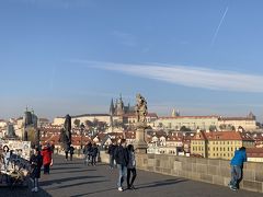 旧市街広場を抜けてカレル橋へ。

この旅行中は本当に天気が良くて、とても気持ちがよかったです。
念願のモルダウとプラハ城やふもとの街並みを眺めているだけで楽しい！

朝はやはり人が少なかったです。