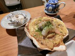 夕飯は居酒屋　弥三郎にて
下北名物　みそ貝焼

ホタテの貝に好きな具と味噌・溶き卵を入れた料理で具はお店によって違うそうです。ここのお店ではエビ・キノコ等々入っていました！


