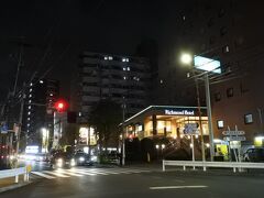 開業は1996年4月1日。

ホテルの目の前、横断歩道を渡るとフレッシュネスバーガー三鷹北口店と、ファミリーマート。吉祥寺方面に100mちょっと歩くとローソンがある。