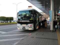 空港までのエアポートライナーは市内各所で乗車扱いがある。
最初は数名だったが、新地バスターミナル出発時点では、満席近い利用者になっていた。
長崎空港着は定刻より少し遅れて17：00過ぎていた。