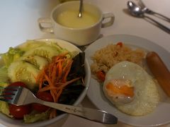 ●Miracle Transit Hotel＠スワンナプーム国際空港

生野菜を食べていいものか…悩んだけれど。
結果は、何事もなく…。
やっぱり、お米が食べれる地域っていうのは、ホッとしますね。
タイ米だろうが、美味しく頂きました。
