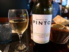 無事間に合って、今日のワイン。
ホテルから歩いてすぐの「Leao d'Ouro」へいきました。