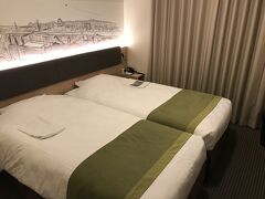 旅のスタートは江坂駅にある「東急REIホテル」から。
土曜日がランチ会のため、金曜日の仕事終わりに新幹線で前入り。

大阪でビジネスホテルに宿泊する時は、ここをよく利用します。
値段、立地、清潔感を考えると非常にバランスの取れたホテルと思います。

（ドライヤーだけ何とかしてくれれば、完璧なんですが。。。）