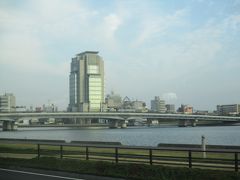 松江しんじ湖温泉駅から空港バスに乗車し、途中で松江駅による。
途中に島根県庁を発見。