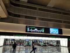 
暗っ！

搭乗手続きも保安所も開くのは5時30分。

暫し待機。