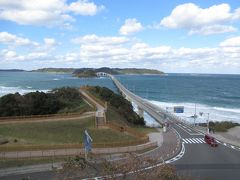 下関の唐戸市場から車を走らせて1時間強。下道で到着したのは角島大橋です。まずは丘の上から。