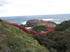 海へと続く赤い鳥居です。