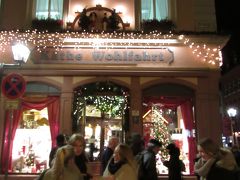 一年中クリスマスで有名なお店「Kaethe Wohlfahrt」←ケーテ ウォルファルト と読みます。
ツリー飾りや温かみのある木製の人形などが綺麗に飾られ、クリスマス用品が豊富に揃っているかわいいお店。
ローテンブルクに本店があるそうです。