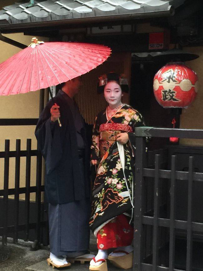 フォーエバー美術館を出ると目の前が祇園の舞妓さんや芸妓さん達が踊りを練習したりする会館があり、花見小路にはお茶屋さんがたくさんあります。たまたまカメラを構えた人だかりがあり（なんだろう？）と見ているとお店から舞妓さんが‼︎ラッキー