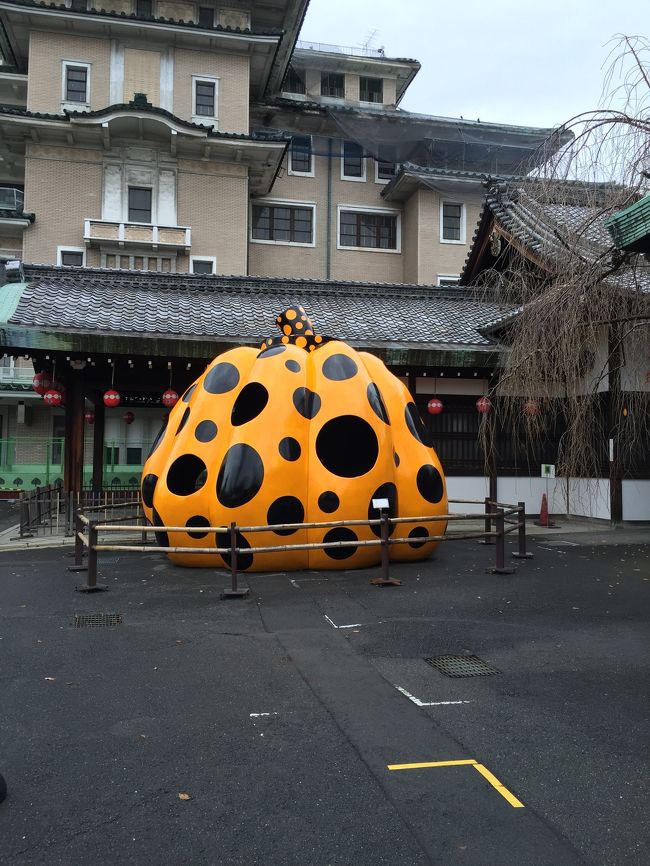 美術館の外にも巨大な黄色い水玉カボチャ