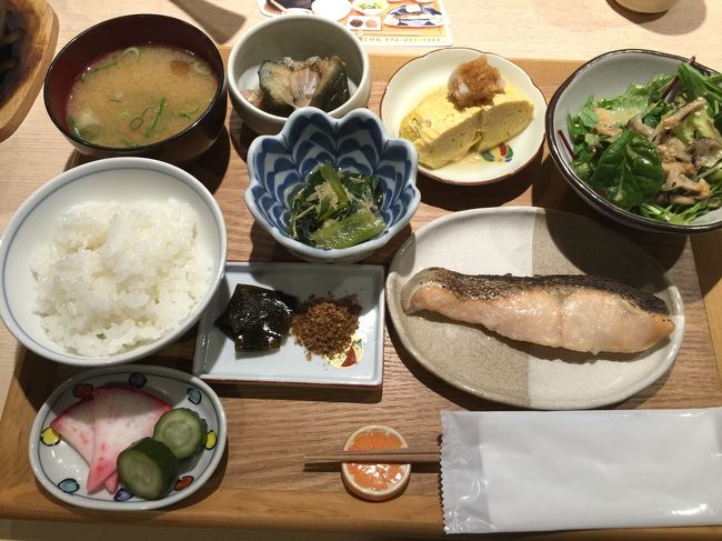 予約しておくとその時間に炊き上がるように土鍋でご飯を炊いてくださいます。炊きたてのご飯はツヤツヤピカピカ。朝からごちそうです。おいしいご飯は食べきれなければおにぎりにしてくれますよー！