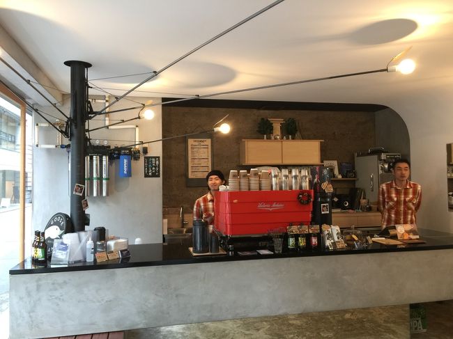 イケメンのお兄さんが2人。今年7月にオープンしたばかりの喫茶店でもとは美容院だったところを改装したんだそう。店の内装にも色々こだわりがみうけらる、オシャレな店です。