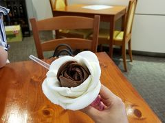 ぶらぶら歩いて、ウィンドウショッピングなどしつつ...
｢カフェイタリア｣に来ました。

薔薇のアイス！
かーわいい！