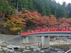 例年は11月の下旬が見頃ということで、平日でもかなりの人で埋め尽くされる待月橋ですが、今年はやはり少ない感じです。