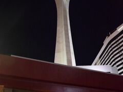 ラスベガスストリップの中心街とダウンタウンの丁度真ん中くらいに位置する、Stratosphere Tower(ストラトスフィアー・タワー)の展望台にやってきました。ストリップの大通りは人通りが多くて賑やかですが、タワーの周辺は、人通も少なめなので、用心！！とガイドブック等にも書いてありました。

高さは東京タワーよりも高い350m。展望台などが設置されているのも高さ250メートル程でラスベガスで最も高い建物で、全米でも5番目に高い建物。

さて登ってみよう。

あっ、もちろん、有料です
