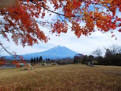 田貫湖のキャンプ場から、紅葉と富士