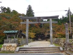 近くにありながら、初訪問の油日（あぶらひ）神社の鳥居