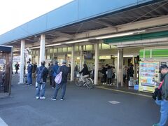 東京多摩地区からカシマサッカースタジアムがある茨城県鹿嶋市に向かう場合、
JRで中央線～総武線～鹿島線
東京駅から高速バス
池袋駅からツアーバス
等の方法があります。かつて家内と息子がサッカー観戦した際はJRで行ったのですが、時間が掛かって大変だったという事で、今回は池袋からのツアーバスに申し込んだのですが残念ながらキャンセル待ち
東京駅からの高速バスは予約なしで乗れるとの事ですが東京駅での混雑が凄いとの噂・・・

悩んだ挙句、サッカー関係の仕事をしている義弟が家族で車で見に行くとの情報を得たので、自宅まで行くからと拝み倒して同乗させてもらう事にしました

義弟の自宅は神奈川県の川崎市
我家はJR中央線沿線が最寄り駅なのですが、
折角なので自転車は有効利用して、時間＆電車賃節約し
JRの府中本町駅から鉄道利用する事としました

という訳で茨城県の鹿嶋市に向かうのに、まずは神奈川県の川崎市に向かいます（笑）