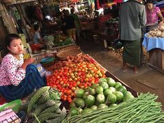 ニャウンウー市場。
まずは野菜
所狭しと並んでる感じ、好き。
女性は皆タナカを塗ってる。