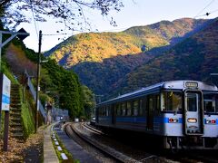 早々に土佐穴内駅を後にして、JR土讃線のローカル列車に乗って次にやって来ましたのは小歩危駅
この駅も列車本数が非常に少ない上に列車接続も悪く、私的にこれまでなかなか足を伸ばすことが出来なかった四国の地の一つであったんですよねえ