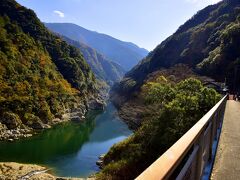 四国を代表する紅葉の絶景景勝地、そりゃ気にならない訳がありません！
小歩危駅から歩いて先ずやって来ましたのは、小歩危峡が見渡せる国道32号線の歩道脇からの場所
ちなみに、このあたりはきちんと整備された道路幅の広い歩道でしたので、脇を走る自動車の危険を全く感じることなく、ゆっくり楽しく紅葉散策が出来ましたねｗ