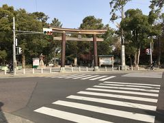 中村公園入口に立つ豊国神社の鳥居。