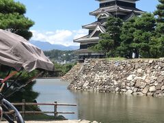 おまけの松本滞在は3時間。
どこへ行こうかと迷いましたが

お天気が良いので
やっぱり国宝松本城かな～。。。