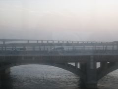 浜松で乗り換え鷲津を目指します。浜名大橋の夕日を眺めました。