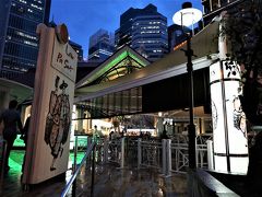 ビルの谷間のホーカー・センター”ラ・ウ・パサ”に到着！
ここは24時間営業。でも、開店・閉店時間は店によってまちまちです。

（ビルの谷間で朝粥！チャイナタウンにお洒落なエリア発見　ジャカルタ・シンガポール2016の旅5-1）
https://4travel.jp/travelogue/11186143