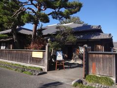 　豪華な屋敷があった。
　「島田市博物館別館・海野光弘版画記念館」の看板が掲げられている。
